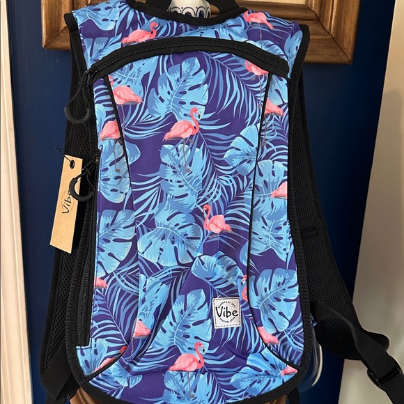 NWT Vibe Festival Gear Hydration Backpack in a Famingo/Tropical Pattern - Picture 4 of 9